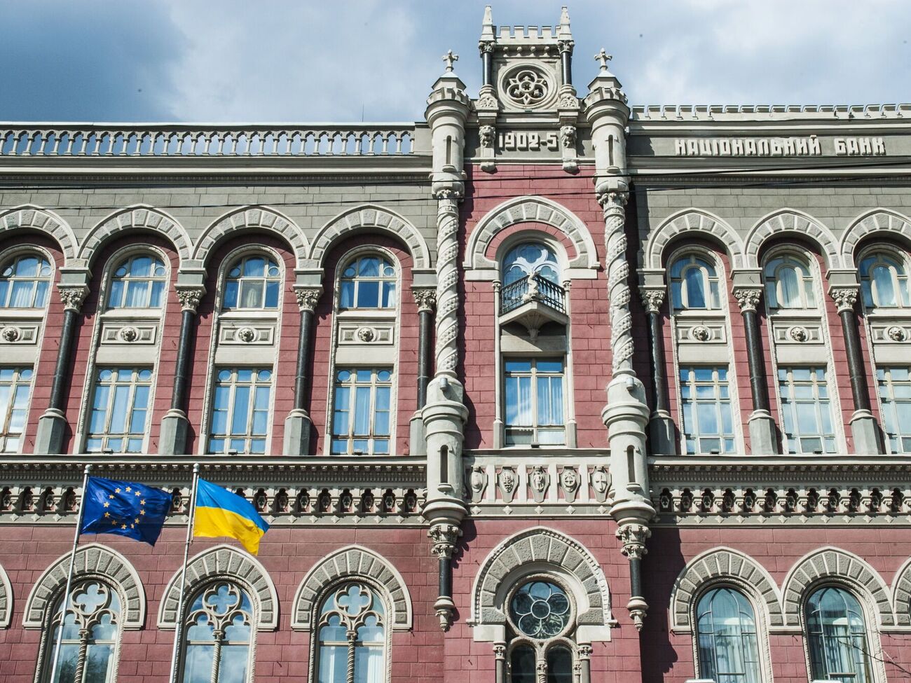 Кабинет Министров обратился в Национальный банк Украины с просьбой предоставить разрешение на продажу валюты для ряда украинских компаний
