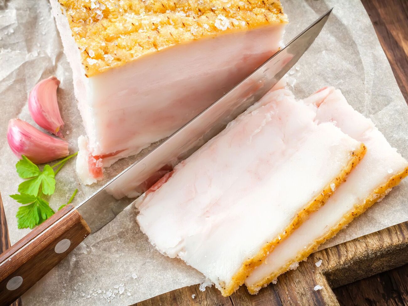 Сало можно проверить с помощью ножа