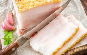 Сало можно проверить с помощью ножа