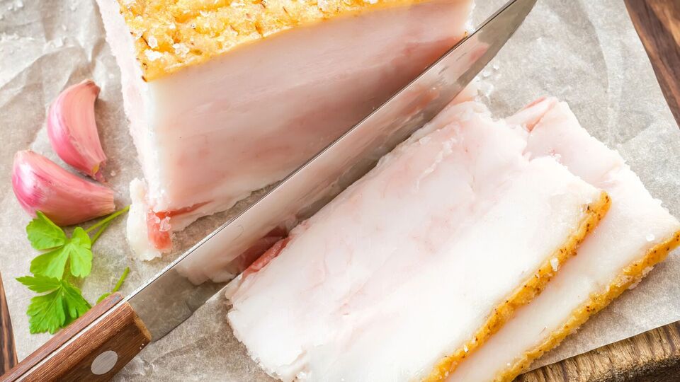 Сало можно проверить с помощью ножа