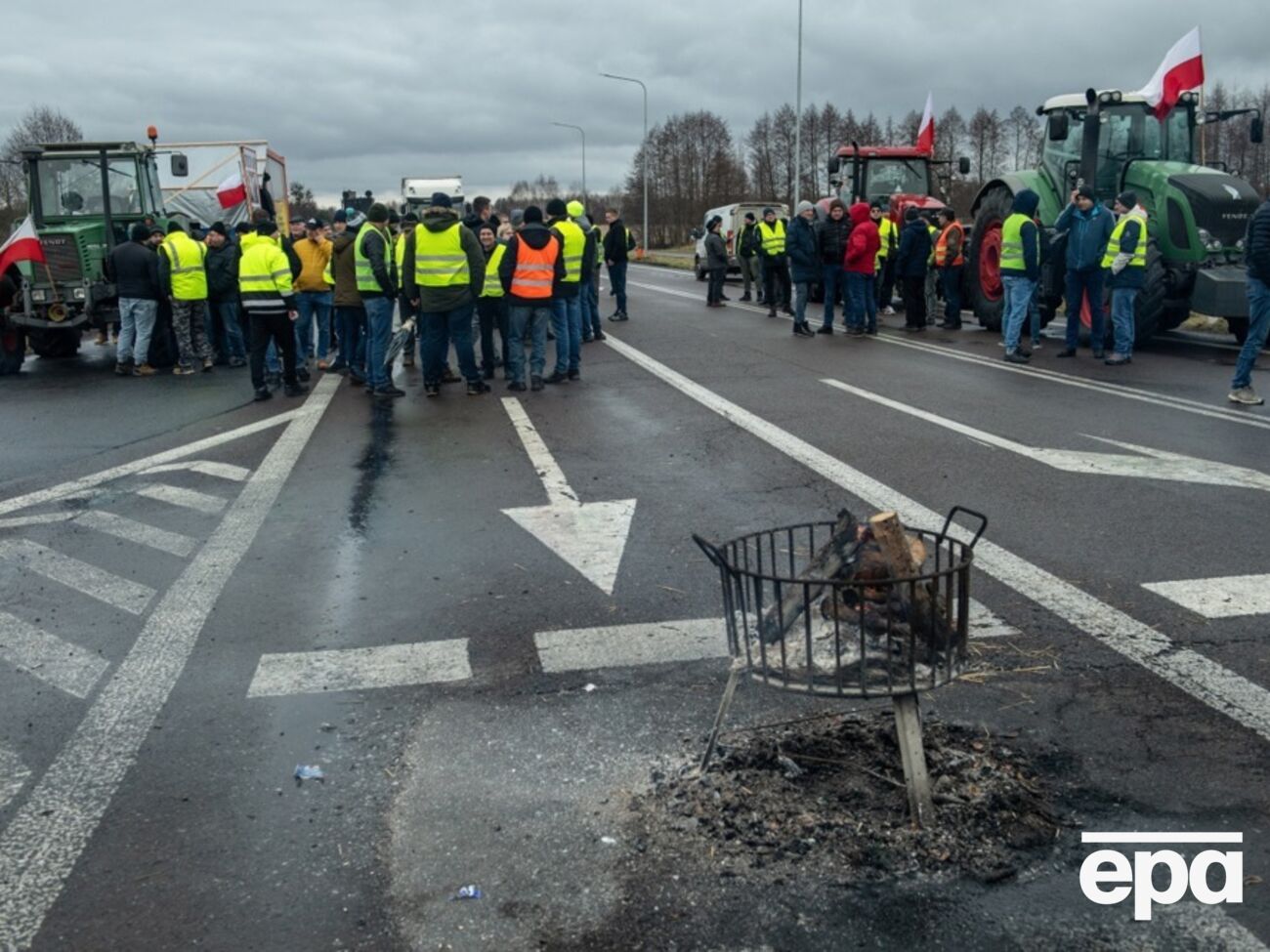 На дороге перед пунктом пропуска "Корчова" польские аграрии приступили к блокированию движения для грузовиков