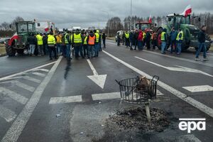 На дороге перед пунктом пропуска "Корчова" польские аграрии приступили к блокированию движения для грузовиков