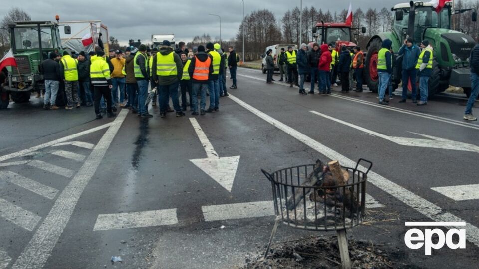 На дорозі перед пунктом пропуску "Корчова" польські аграрії розпочали блокування руху для вантажівок
