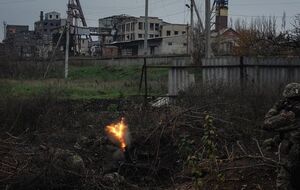 У районі Авдіївського коксохіму точаться бої, росіяни зазнають великих втрат, незважаючи на свою підступність, заявив Тарнавський
