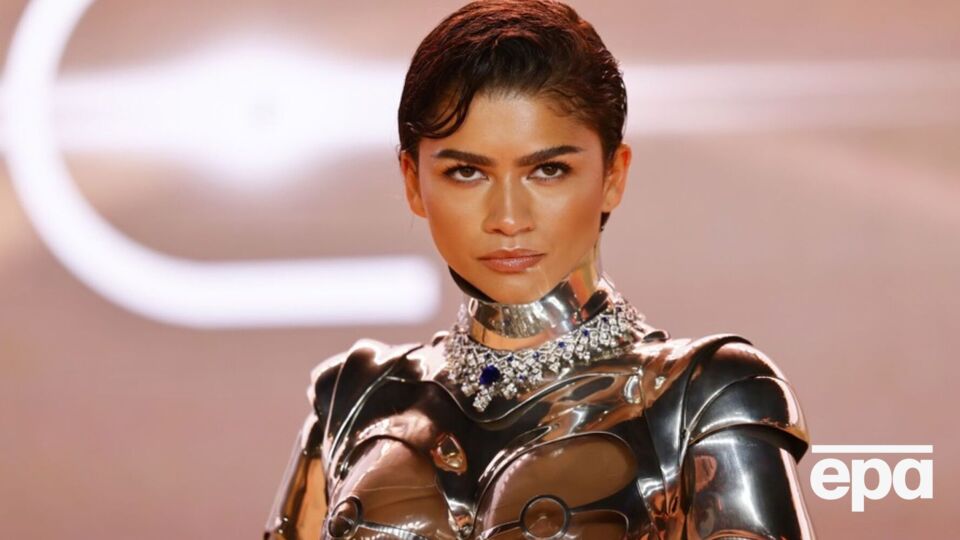Наряд Зендаи изготовлен из серебристого материала с прозрачными вставками на груди, животе, руках, ногах и ягодицах