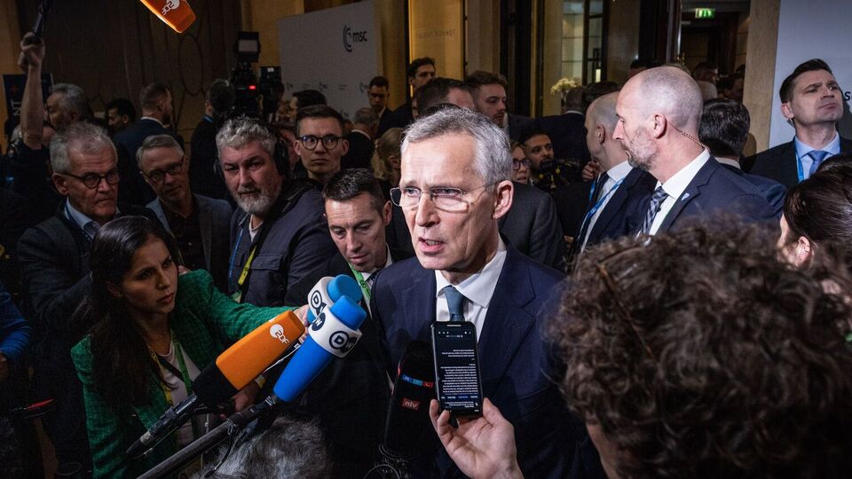 Незважаючи на складну ситуацію на полі бою, не треба недооцінювати Україну, зазначив Столтенберг