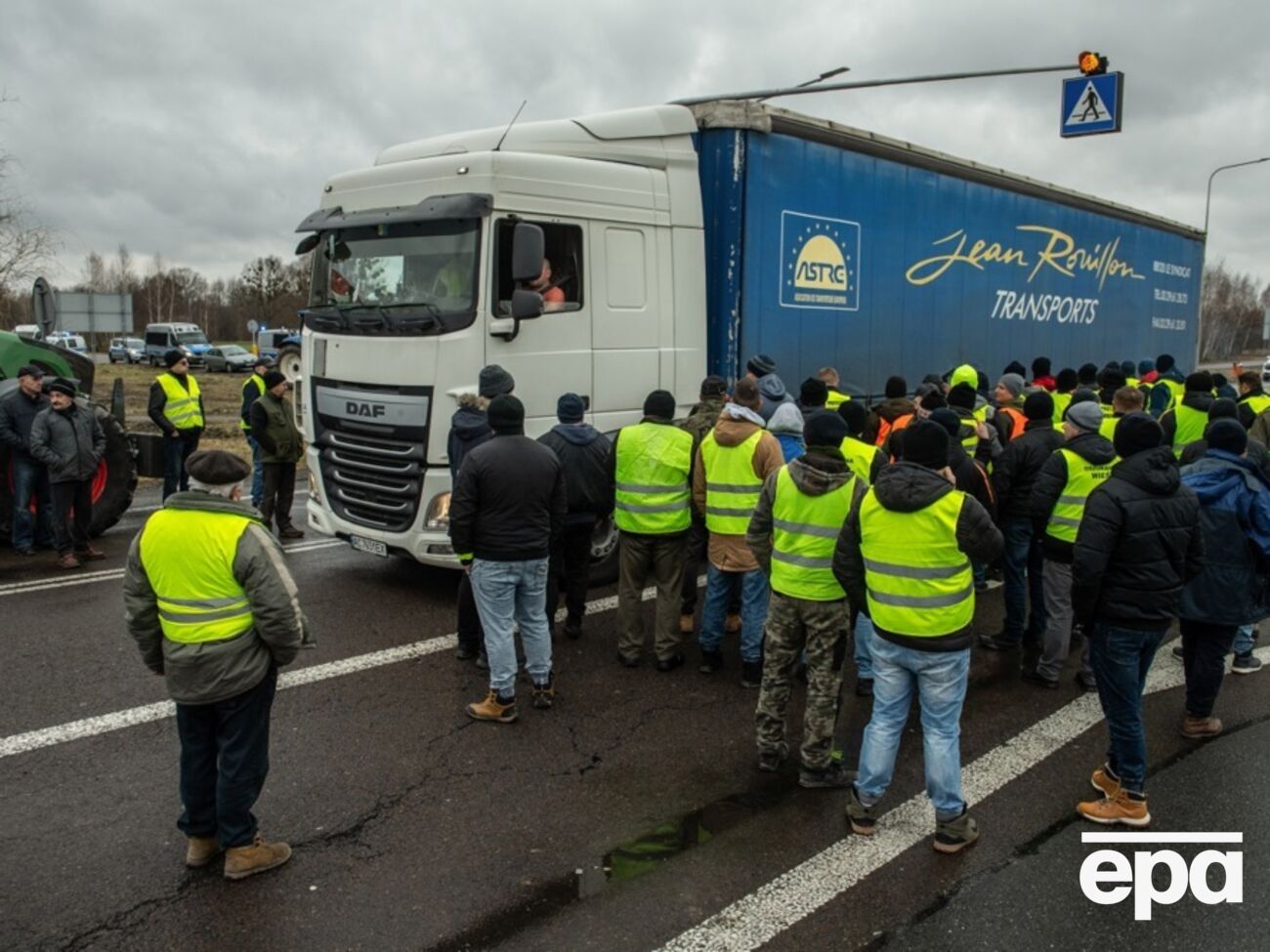Больше всего транспорта скопилось в КПП "Краковец" и "Ягодин"