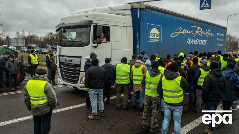 Больше всего транспорта скопилось в КПП "Краковец" и "Ягодин"