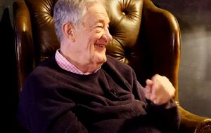 Девайн возглавлял в разные годы бюро ЦРУ в Европе