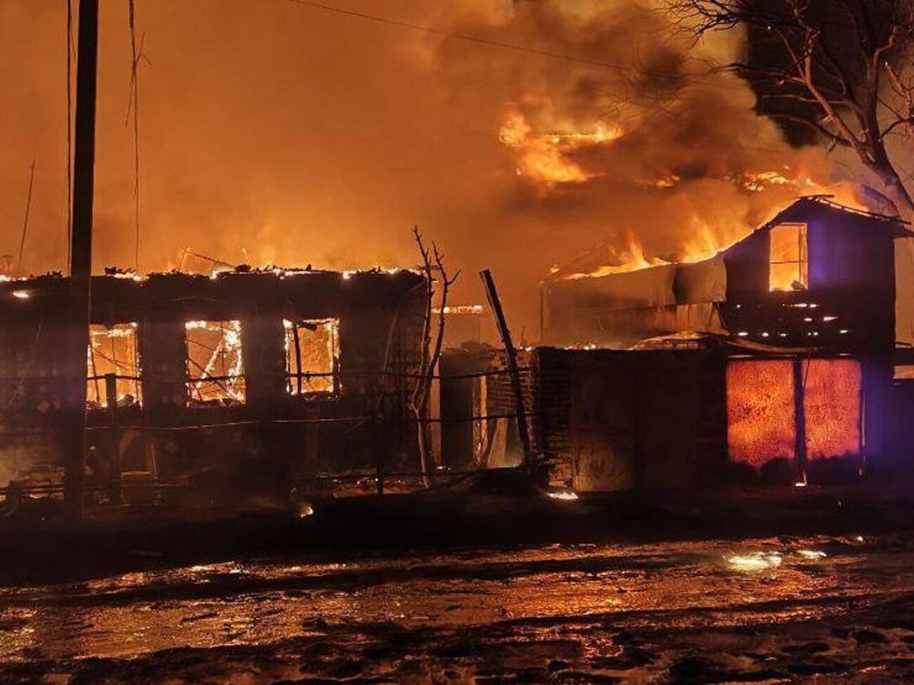 Через російську атаку витекло приблизно 3 тис. тонн нафти, яка потрапила в річки Уди, Лопань, Немишля, Харків