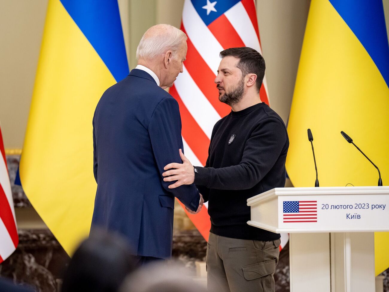 Зеленський із Мюнхена поговорив телефоном із Байденом про підтримку України США