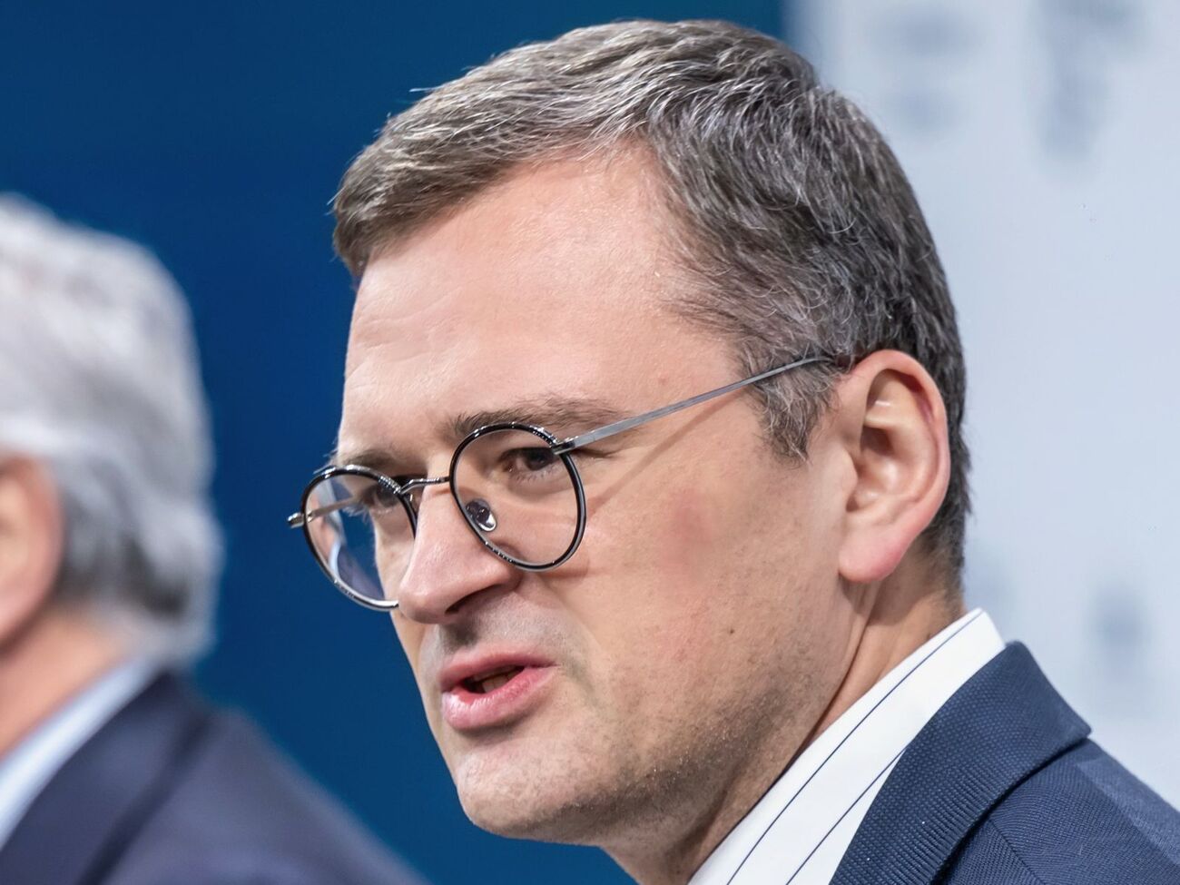 Украинские военные нуждаются в устойчивых поставках артснарядов, отметил Кулеба