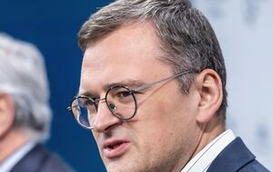 Украинские военные нуждаются в устойчивых поставках артснарядов, отметил Кулеба