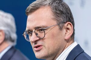 Украинские военные нуждаются в устойчивых поставках артснарядов, отметил Кулеба