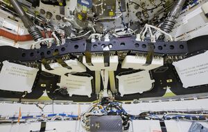 Над кораблем еще идет работа