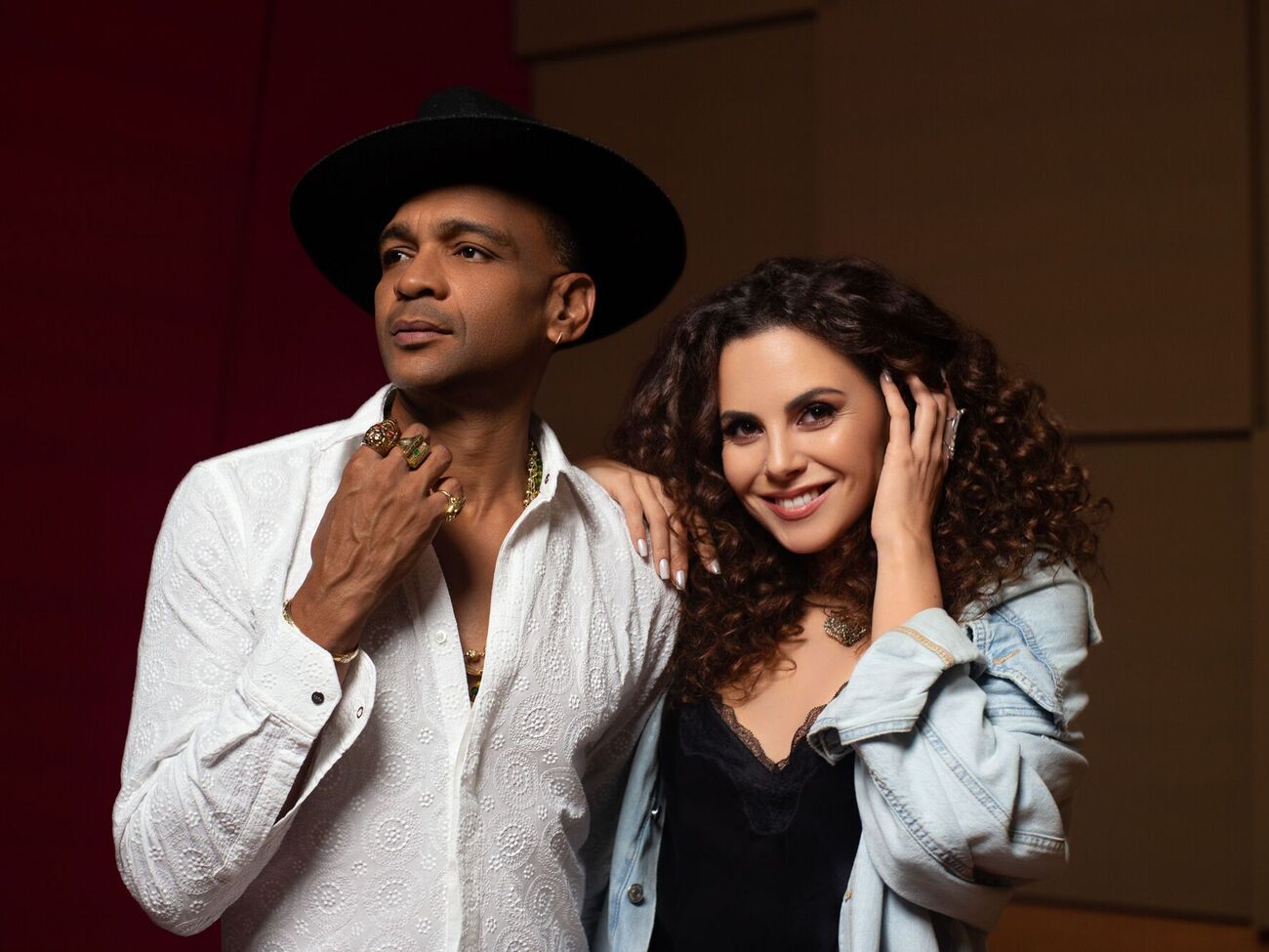 Буено та Каменських у кліпі разом намалювали картину