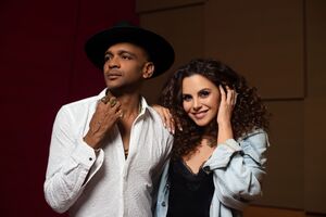 Буено та Каменських у кліпі разом намалювали картину