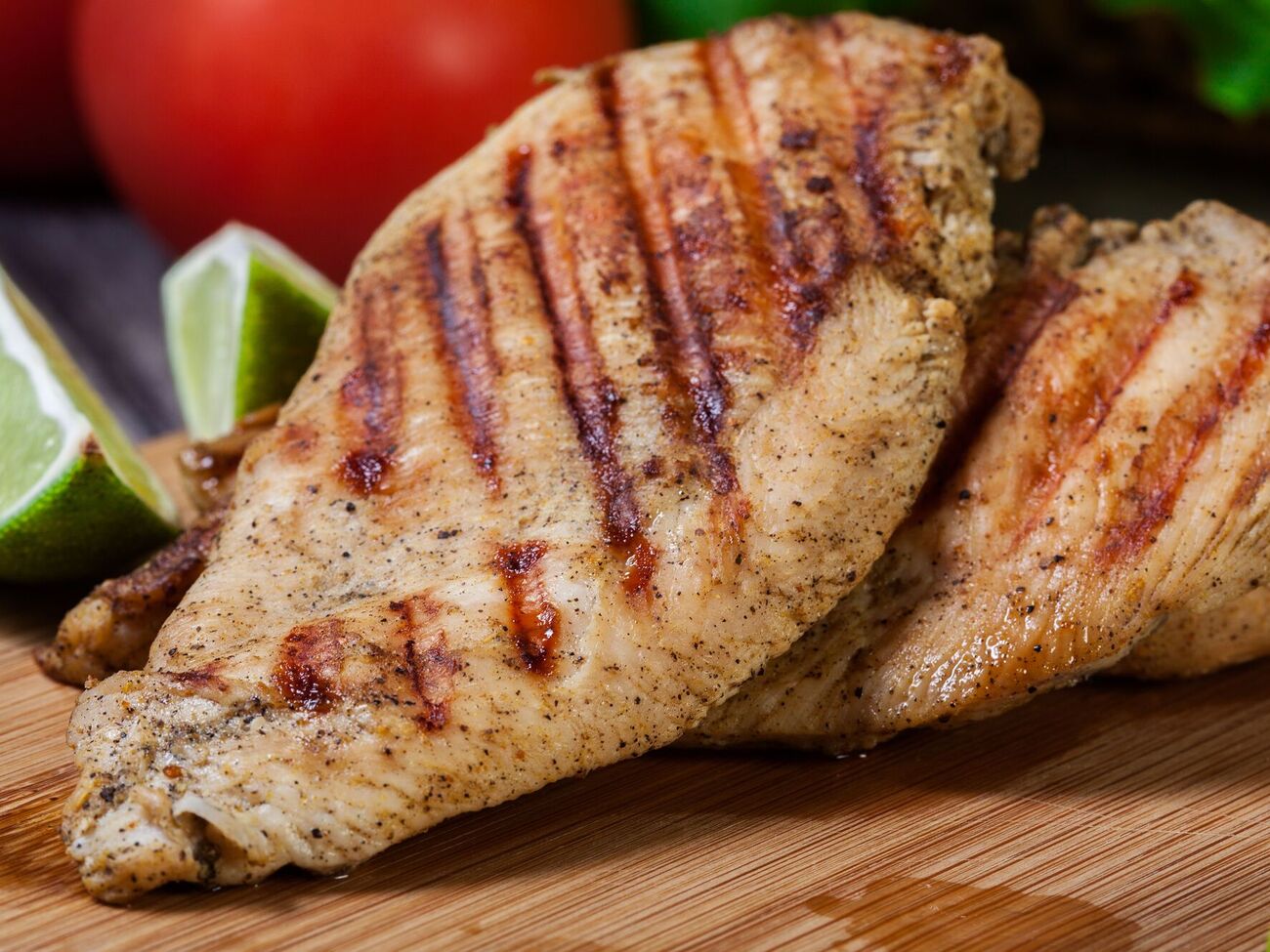 Чтобы филе получилось сочным, его нужно промариновать около семи часов в рассоле