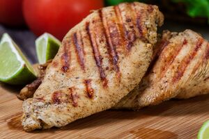 Чтобы филе получилось сочным, его нужно промариновать около семи часов в рассоле