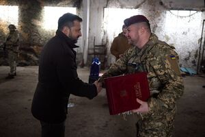 Зеленский пообщался и наградил украинских военнослужащих