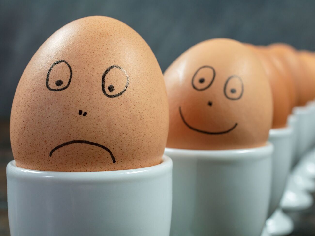 Когда опустили яйца в кастрюлю, убавьте огонь, чтобы вода не бурлила и яйца не стучались друг о друга