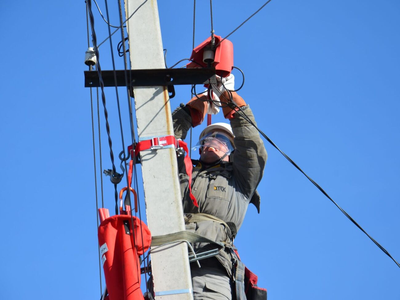 За первый месяц 2024 года энергетики ДТЭК вернули свет почти 713 тыс. семей, оставшихся без электроснабжения из-за обстрелов