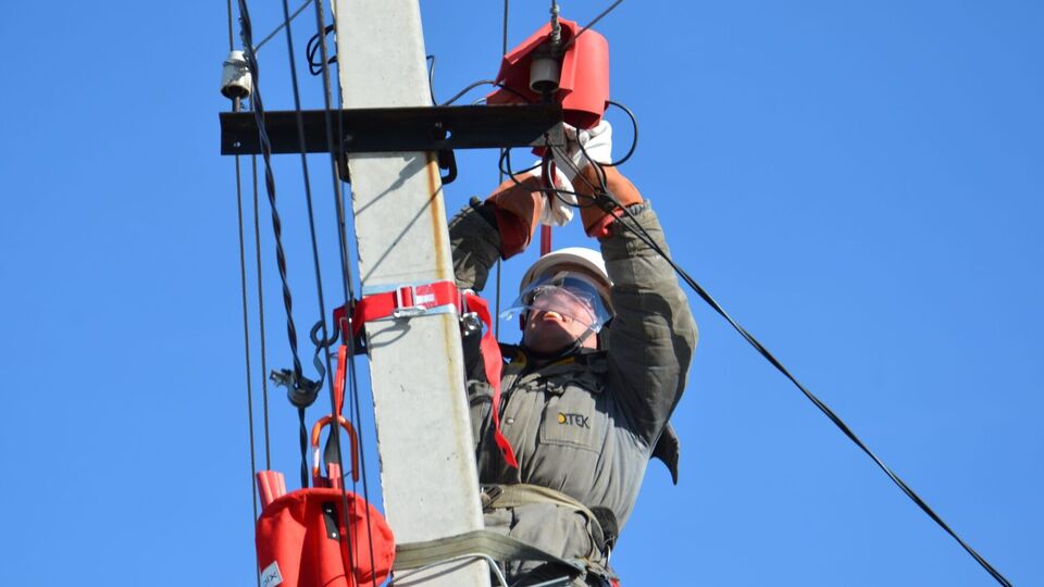 За первый месяц 2024 года энергетики ДТЭК вернули свет почти 713 тыс. семей, оставшихся без электроснабжения из-за обстрелов