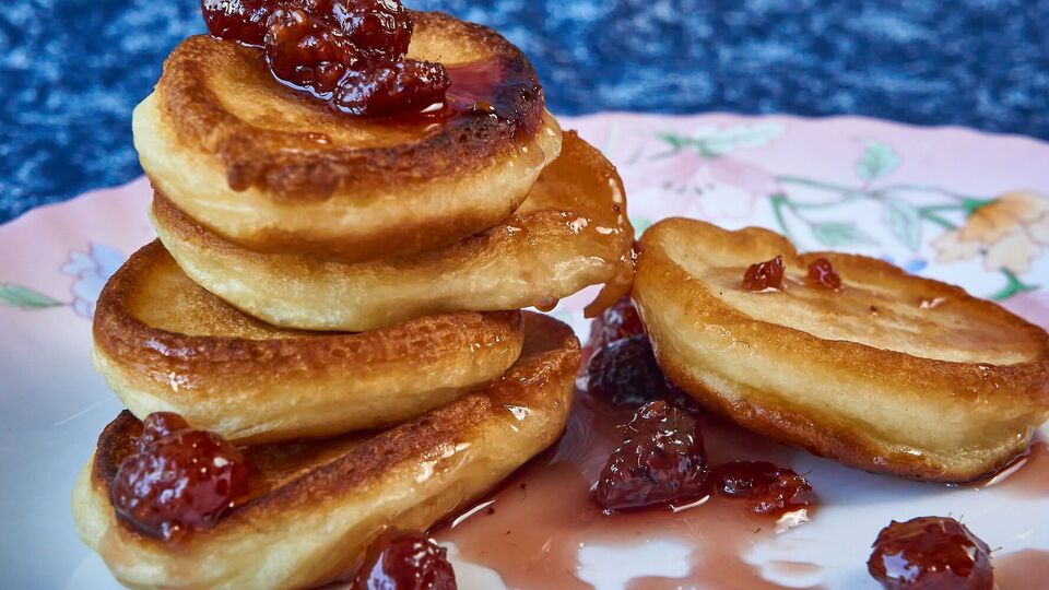 Оладьи подают с вареньем