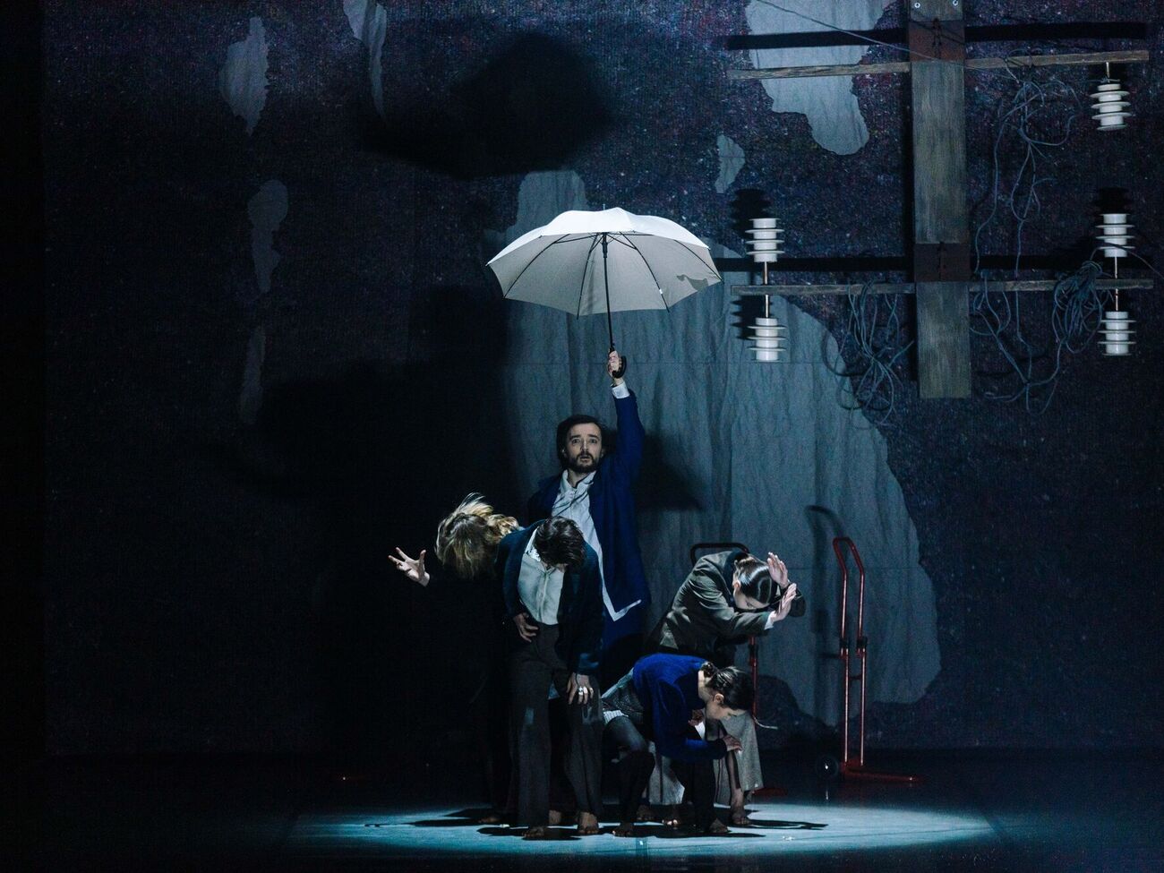 Балет фокусується на тілесній рефлексії про дім, його фізичному й духовному значенні, а масштабна декорація дає змогу якомога предметніше осягнути весь символізм, яким насичена дія на сцені