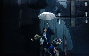 Балет фокусируется на телесной рефлексии о доме, его физическом и духовном значении, а масштабная декорация позволяет как можно более предметно постичь весь символизм, которым насыщено действие на сцене