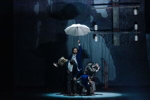 Балет фокусується на тілесній рефлексії про дім, його фізичному й духовному значенні, а масштабна декорація дає змогу якомога предметніше осягнути весь символізм, яким насичена дія на сцені