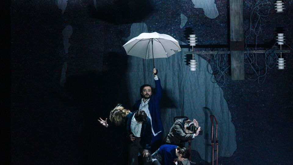 Балет фокусується на тілесній рефлексії про дім, його фізичному й духовному значенні, а масштабна декорація дає змогу якомога предметніше осягнути весь символізм, яким насичена дія на сцені