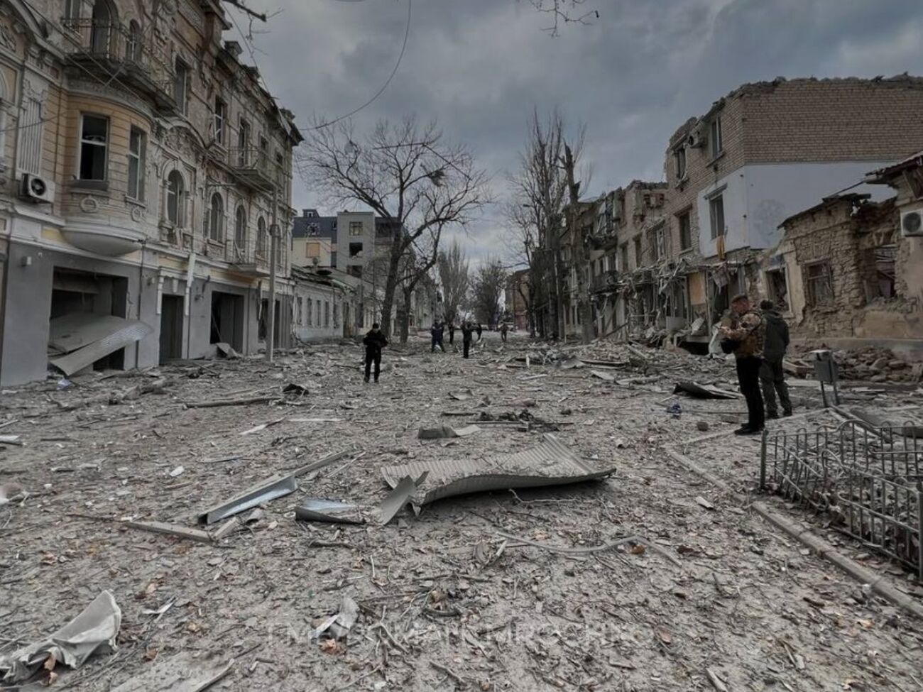 Унаслідок ворожої атаки частково зруйновано триповерховий будинок, а також пошкоджено довколишні оселі