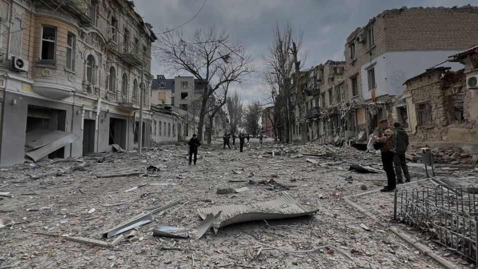 Унаслідок ворожої атаки частково зруйновано триповерховий будинок, а також пошкоджено довколишні оселі