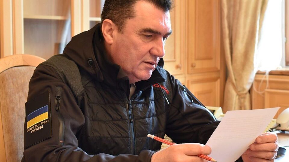 Данілов закликав не обговорювати звільнення Залужного без підписаного указу