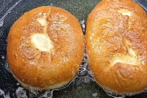 Обжаривайте пирожки с обеих сторон на умеренном огне до золотистого цвета на растительном масле