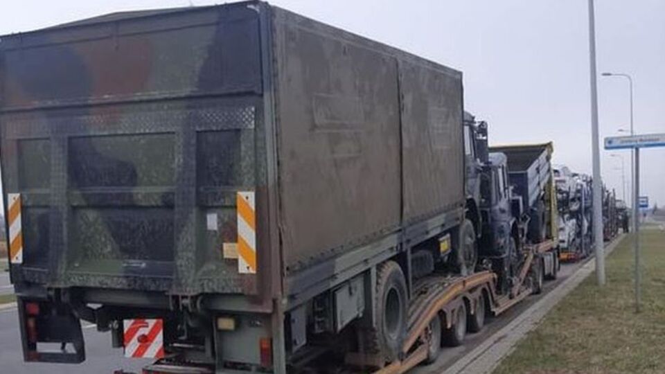 Машини для військових було заблоковано на кордоні через протест фермерів