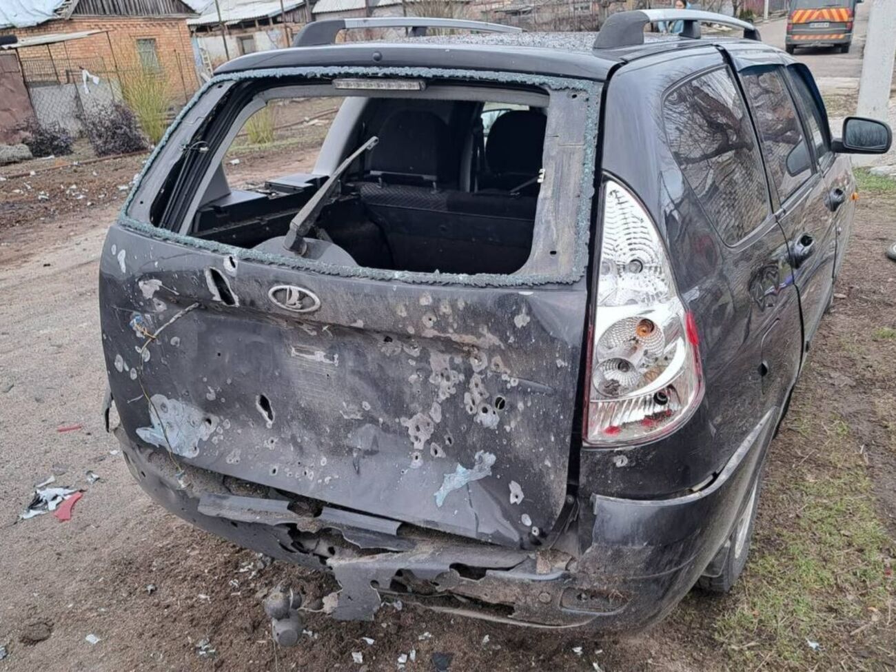 Унаслідок атак окупантів у Нікопольському районі пошкоджено житлові будинки, господарські будівлі, автомобілі, ЛЕП, газогін, зазначили у прокуратурі