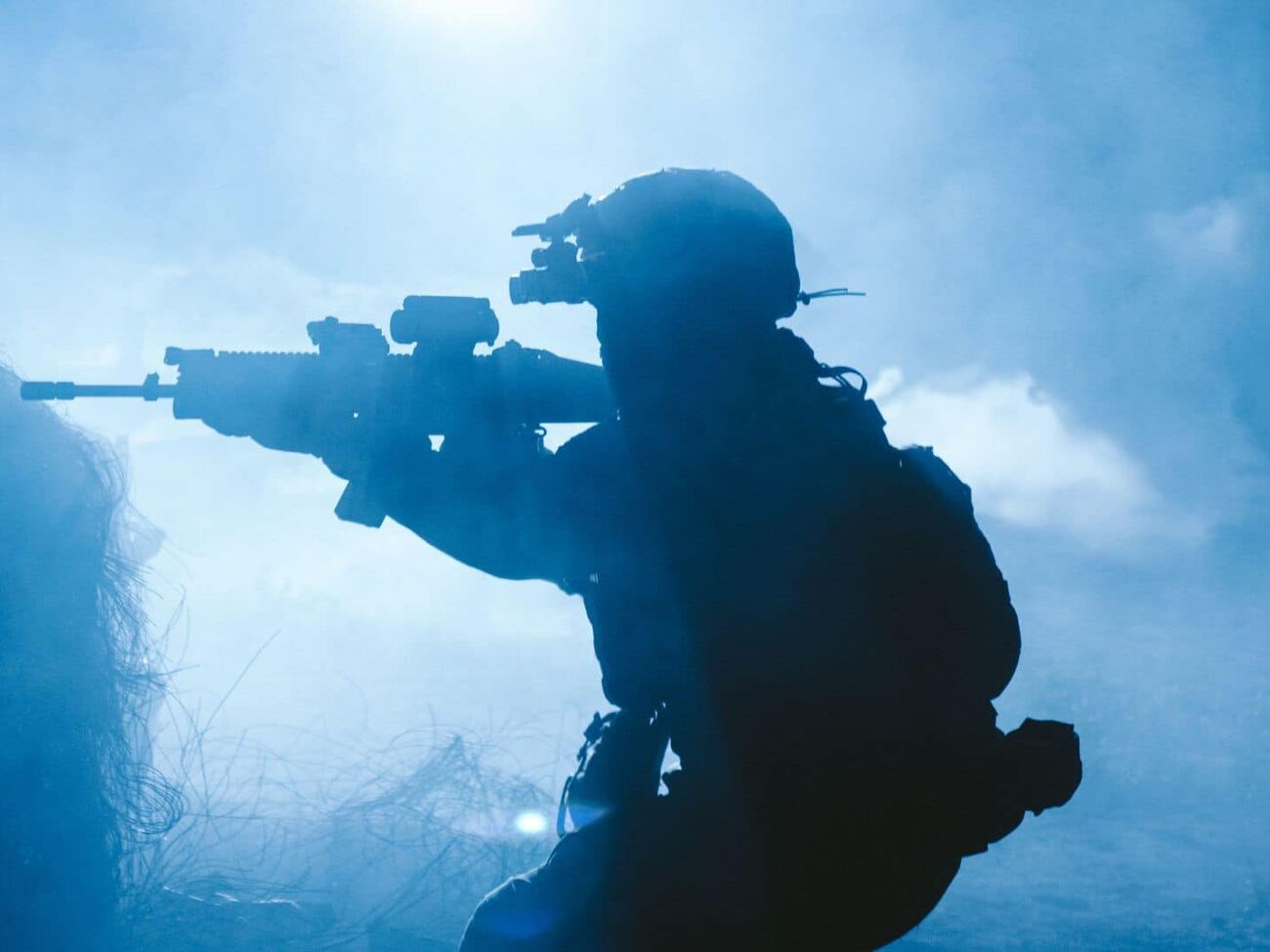 Отдельные грани трезубца находятся в тени, что символизирует специфику работы украинских военных разведчиков, отметили в ГУР