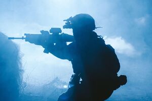 Отдельные грани трезубца находятся в тени, что символизирует специфику работы украинских военных разведчиков, отметили в ГУР