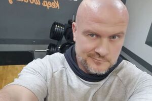 Дебют Узелкова на профессиональном ринге состоялся в 2004 году