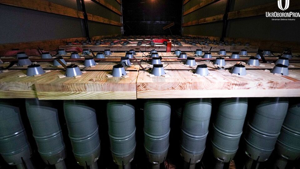 Предприятия, производящие товары для военных, разрабатывающие военную технику, производящие боеприпасы, могут забронировать всех работников