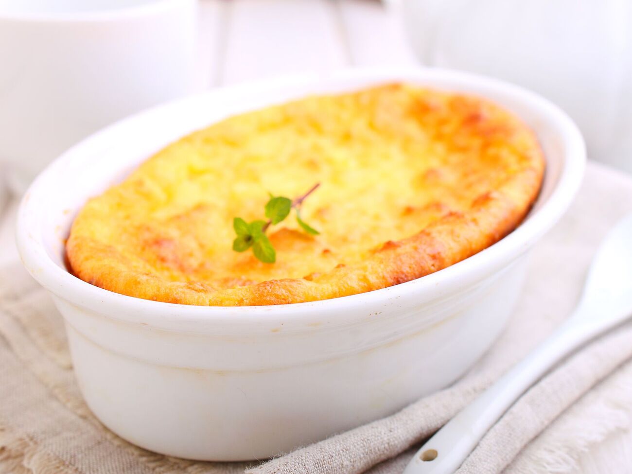 Выпекайте запеканку в заранее разогретой духовке в течение часа при температуре 180 °С