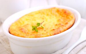 Выпекайте запеканку в заранее разогретой духовке в течение часа при температуре 180 °С