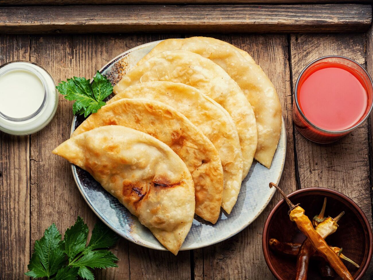 Чебуреки можно приготовить быстро и просто