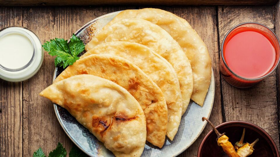 Чебуреки можно приготовить быстро и просто