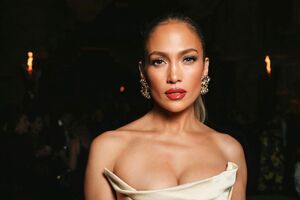 Ранее Лопес снималась в платье от Фролова в клипе на песню Can’t Get Enough