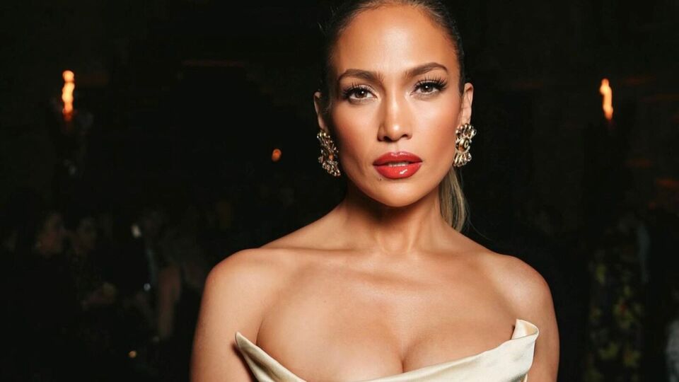 Ранее Лопес снималась в платье от Фролова в клипе на песню Can’t Get Enough