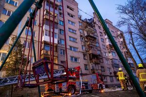 В поврежденном доме продолжаются поиски людей, которые могут быть под завалами