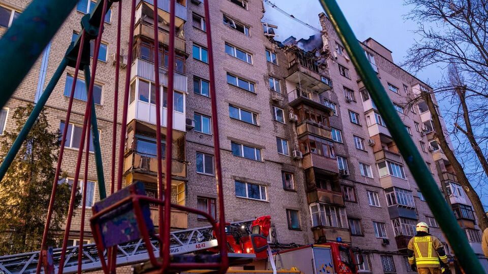 В поврежденном доме продолжаются поиски людей, которые могут быть под завалами